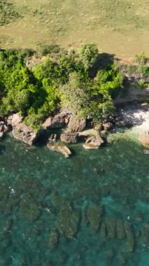 Zenci adası ve mavi denizin Rocky sahilleri. Filipinler.
