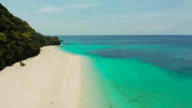 Gökyüzü deniz manzarası: Palmiye ağaçları ve mercan resifinin turkuaz sularıyla tropik plaj, yukarıdan, Puka deniz kabuğu plajı. Boracay, Filipinler. Tropikal adada sahili olan deniz burnu. Yaz ve seyahat
