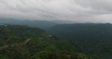 Dağ sırasının en üst manzarası ve dağ yamaçlarında yağmur ormanları var. Sumatra, Endonezya.