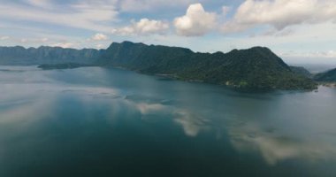 Maninjau Gölü 'nün dağları yukarıdan manzaralı. Dağları ve gölü olan tropik bir manzara. Sumatra, Endonezya.