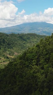 Dağlar yağmur ormanlarıyla, ağaçlar ve bulutlarla kaplı mavi gökyüzü. Zenciler, Filipinler