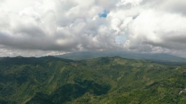 Tropikal bitki örtüsü ve tarım arazisi olan dağların ve tepelerin en üst manzarası. Zenciler, Filipinler