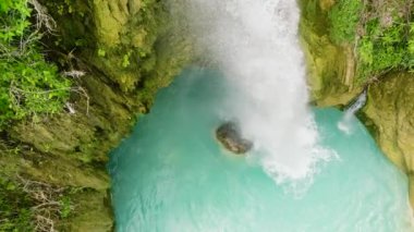 Yeşil ormandaki güzel şelalenin üst manzarası yavaş çekimde. Inambakan Şelaleleri ağır çekimde. Cebu, Filipinler.