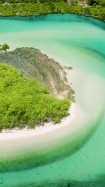 Mavi göldeki bir adada güzel bir sahil. Bantay Adası, Filipinler.