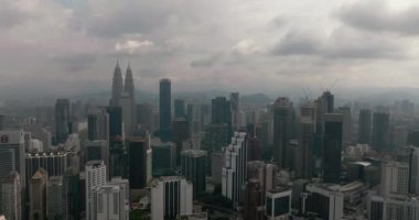 Kuala Lumpur, Malezya - 11 Eylül 2022: Yüksek binaları ve gökdelenleri olan Kuala Lumpur şehrinin en üst manzarası.