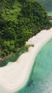 Tropikal bir ada ve mavi denizdeki güzel kumsalın insansız hava aracı. Agutaya Adası, Filipinler.