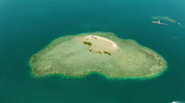 Kum adası. Etrafı mercan resifleri ve Honda Körfezi 'nde mavi denizle çevrili. Hava manzaralı. Kumlu mercan adası. Yaz ve seyahat tatili konsepti, Filipinler, Palawan