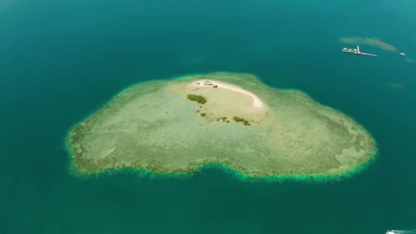 砂州のサンゴ礁とホンダベイの青い海に囲まれたサンディ島 空中ビュー 砂浜のあるサンゴの環礁 夏と旅行休暇のコンセプト フィリピン パラワン — ストック動画