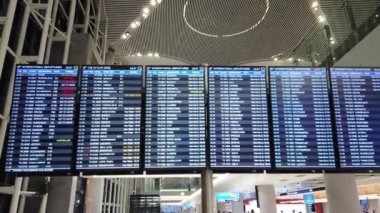 Uçuş bilgileri paneli İstanbul havaalanı, Türkiye 'den ayrılan uçuşları gösteriyor.