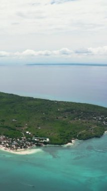 Mavi denizdeki tropikal adanın insansız hava aracı. Tropik bölgelerde deniz manzarası. Hilantagaan Adası, Filipinler.