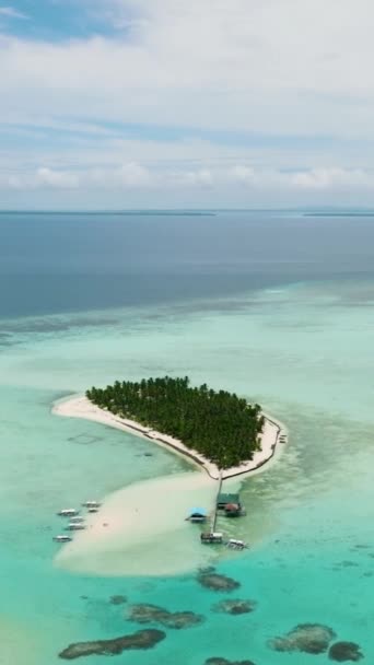 サンゴ礁と上からのビーチビューを持つ青い海の島 フィリピンのバラバック島オノク島 — ストック動画
