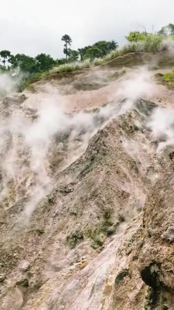 火山在山坡上的活火山 充满了烟雾和蒸汽 Mag Aso火山蒸气泉 Negros 菲律宾 — 图库视频影像