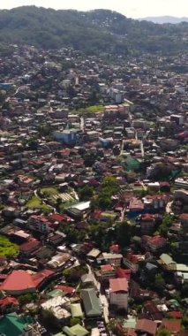 Baguio şehri yukarıdan görünen dağlarda yer almaktadır. Filipinler, Luzon.