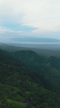 Negros Adası 'nın kıyı şeridi, şehirleri ve tarım arazileri var. Filipinler.
