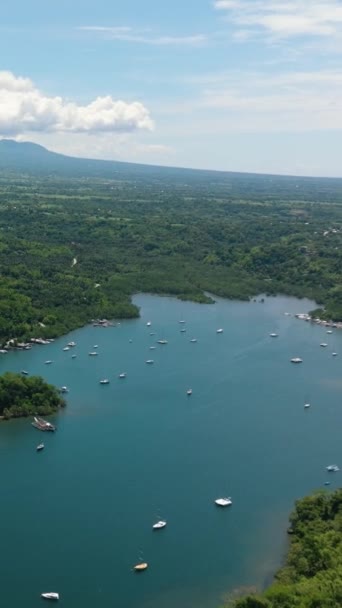 Залив Лодками Фоне Гор Негрос Филиппины — стоковое видео