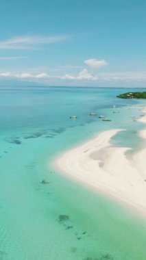 Tropik kumlu sahil ve mavi denizin havadan görünüşü. Filipinler, Bantaya adası. Kota Sahili.