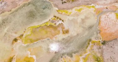 Sıcak su ve sülfürlü volkanik jeotermal kaynakların havadan görünüşü. Sipoholon Kaplıcası, Sumatra, Endonezya.