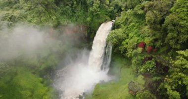 Ormandaki bir dağ geçidinde şelale. Telun Berasap Şelalesi. Sumatra, Jambi, Endonezya.