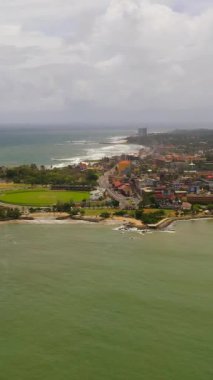 Galle 'nin havadan görünüşü antik kale ve deniz feneriyle ünlüdür. Dikey video.