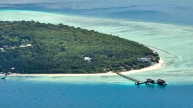 Pom Pom adasında güzel kumlu bir sahil. Tropiklerde deniz manzarası. Tun Sakaran Deniz Parkı. Borneo, Sabah, Malezya.