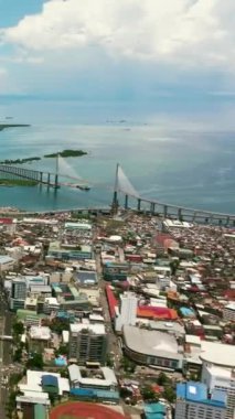Yüksek binalarla Cebu şehrinin havadan görünüşü. Cebu Cordova Link Otoyolu. Filipinler.