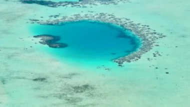Mercan resifi ve turkuaz suyu olan bir mercan adası manzarası. Borneo, Malezya.