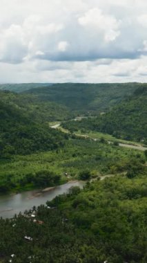 Dağlar arasındaki nehir manzarası ve tropik bölgelerdeki tepeler. Zenciler, Filipinler