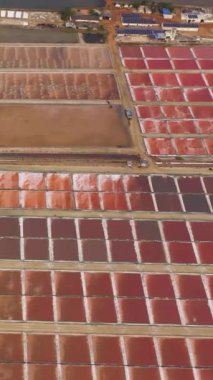 Sri Lanka 'da buharlaşma yöntemiyle deniz tuzu üretimi için hava manzarası.