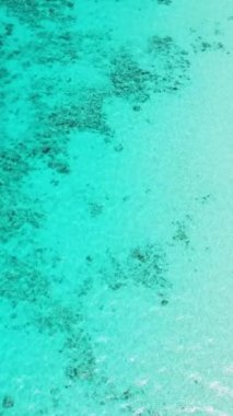 Şeffaf turkuaz deniz suyu, doğal arka plan. Dalgalanan deniz mavi su manzarası.