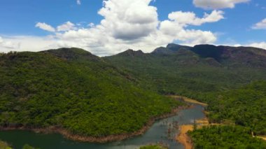 Dağların arasında ormanla kaplı bir göl. Kalu Ganga Barajı, Sri Lanka.