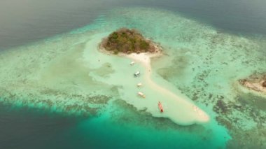 Hava deniz manzaralı tropikal ada ve kumsal, turkuaz su ve mercan resifi. Malacory Adası, Filipinler, Palawan. Tropikal adada turist tekneleri.