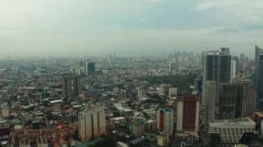 Manila şehrinde gökdelenler, modern binalar ve Makati iş merkezi, hava aracı. Seyahat tatili kavramı.