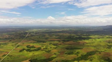 Filipinler 'de tarlaları olan kırsal alanın havadan görünüşü.