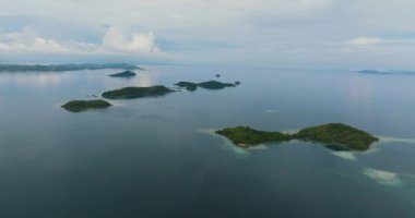 Gölcüklü tropik adaların en üst görüntüsü. Tropik bölgelerde deniz manzarası. Borneo, Sabah, Malezya.