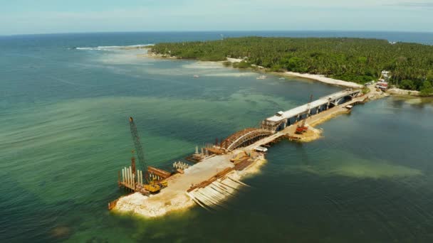 Κατασκευή Νέας Γέφυρας Στον Κόλπο Της Θάλασσας Στο Τροπικό Νησί — Αρχείο Βίντεο