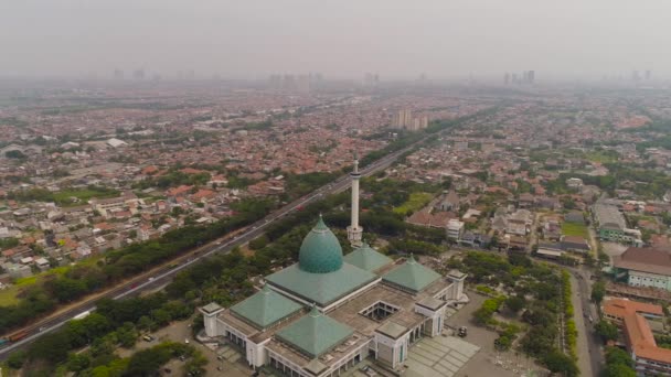 Luchtfoto Stad Surabaya Met Moskee Akbar Snelweg Wolkenkrabbers Gebouwen Huizen — Stockvideo