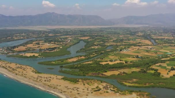 農民の町と農地との海岸線の航空観察 ルソン フィリピン — ストック動画