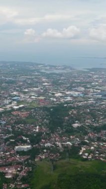 Modern binaları, gökdelenleri ve iş merkezleri olan Cebu şehrinin insansız hava aracı. Filipinler.