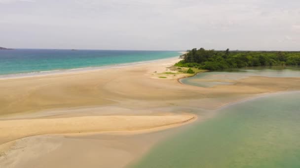 美しい砂浜と青い海と熱帯の風景 スリランカ — ストック動画
