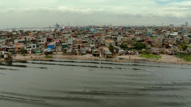 Slummen Manila Stranden Flod Förorenad Med Sopor Nära Hamnen Luftutsikt — Stockvideo