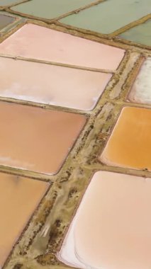 Güzel tuz göletlerinin manzarası. Sri Lanka 'da tuz toplama göletleri.