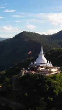 Dağlar ve tepeler arasında Mahamevnawa Budist Manastırı 'nın en iyi manzarası. Dağın tepesindeki tapınak. Bandarawela, Sri Lanka.