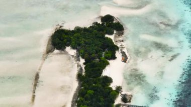 Kumlu sahil ve mercan resifli bir adanın insansız hava aracı. Tun Sakaran Deniz Parkı. Borneo, Sabah, Malezya.