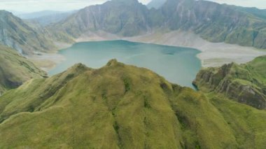 Pinatubo Dağ Krateri Gölü 'ndeki hava manzarası çok güzel. Seyahat kavramı.