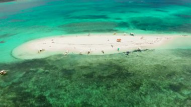 Tropikal adanın güzel plajı mercan resifleriyle çevrili, turistlerle dolu kumlu bir bar, manzaralı. Çıplak Ada, Siargao.