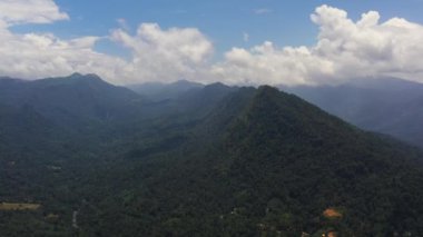 Yağmur ormanı ve bulutlu dağların havadan görünüşü. Sri Lanka