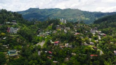 Ella kasabası çay tarlaları ve tarım arazileri olan yeşil tepelerle çevrilidir. Sri Lanka.