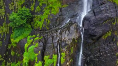 Ormandaki dağların arasındaki güzel şelalenin manzarası. Diyaluma Şelalesi, Sri Lanka.