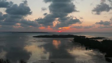 Gün batımında renkli gökyüzünün güzelliği. Gökyüzünde renkli kirişler güzel gün batımı arka plan. Okyanus üzerinde gün batımı. Seascape, Yaz ve seyahat tatil konsepti