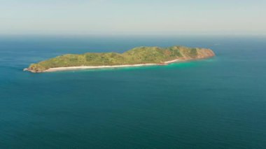 Plajı ve mavi suyu olan tropik adanın havadan görünüşü. adalar ve dağlarla kaplı tropikal ormanlar. El nido, Filipinler, Palawan. Yaz ve seyahat tatil konsepti